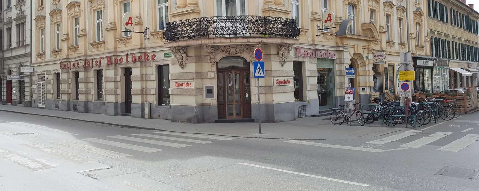 Eingang und Schaufenster der Kaiser-Josef-Apotheke im Erdgeschoss des historischen Eckhauses in Graz